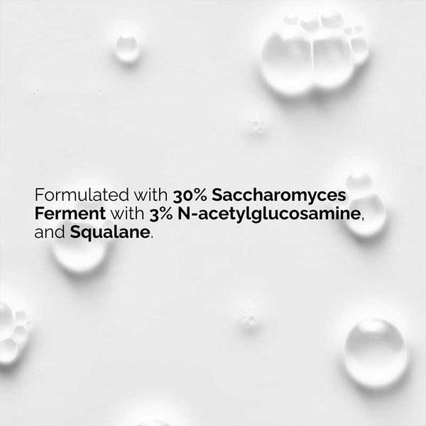 Text detailing skincare product ingredients on a white background with droplets.

